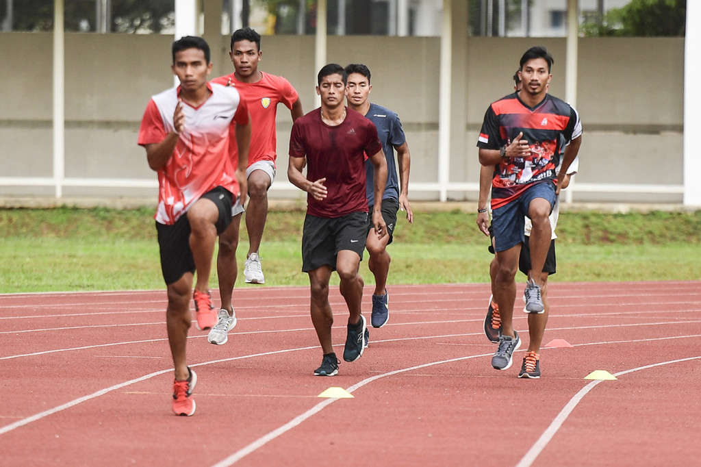 Tim estafet 4x100 meter putra Indonesia mengikuti latihan di Stadion Madya, Gelora Bung Karno. 