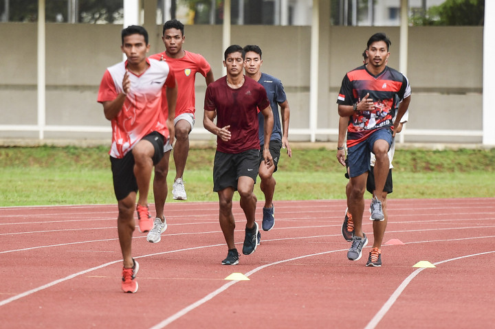 Tim estafet 4x100 meter putra Indonesia mengikuti latihan di Stadion Madya, Gelora Bung Karno. 