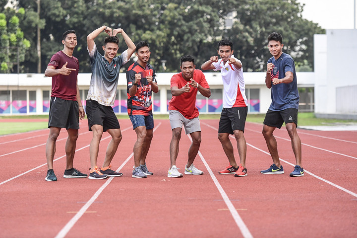 Tim estafet 4x100 meter putra Indonesia Lalu Muhammad Zohri (ketiga kanan), Eko Rimbawan (ketiga kiri), Bayu Kertanegara (kanan), Muhammad Abina Bisma (kedua kanan), Joko Kuncoro Adi (kiri) dan Adi Ramli (kedua kiri) berpose di sela mengikuti latihan di Stadion Madya, Gelora Bung Karno.