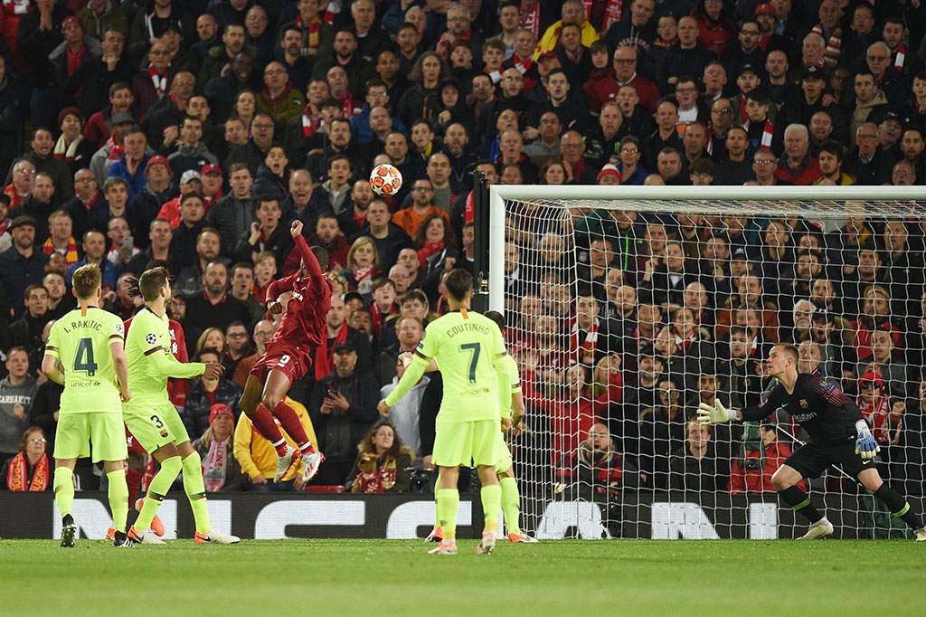 Wijnaldum menjadi mimpi buruk pertahanan Barca dengan kembali mengemas gol tiga menit kemudian lewat tandukan menyambut umpan silang Xherdan Shaqiri.