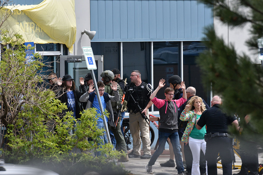 Murid-murid STEM School Highlands Ranch dievakuasi pascapenembakan di kompleks sekolah Sains, Teknologi, Teknik dan Matematika di Highlands Ranch, Colorado, AS, tersebut, Selasa, 7 Mei 2019 waktu setempat.