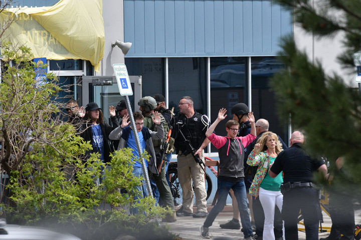 Murid-murid STEM School Highlands Ranch dievakuasi pascapenembakan di kompleks sekolah Sains, Teknologi, Teknik dan Matematika di Highlands Ranch, Colorado, AS, tersebut, Selasa, 7 Mei 2019 waktu setempat.