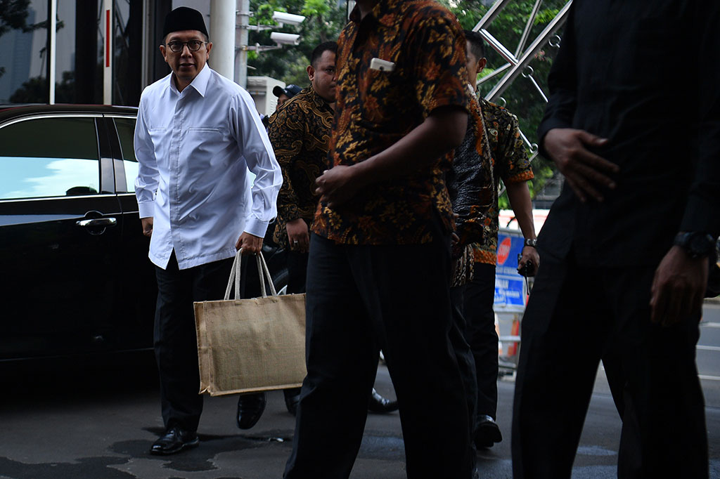 Saat dikonfirmasi soal penerimaan uang yang diduga diberikan oleh Haris Hasanuddin, Menag enggan menjelaskannya lebih lanjut.