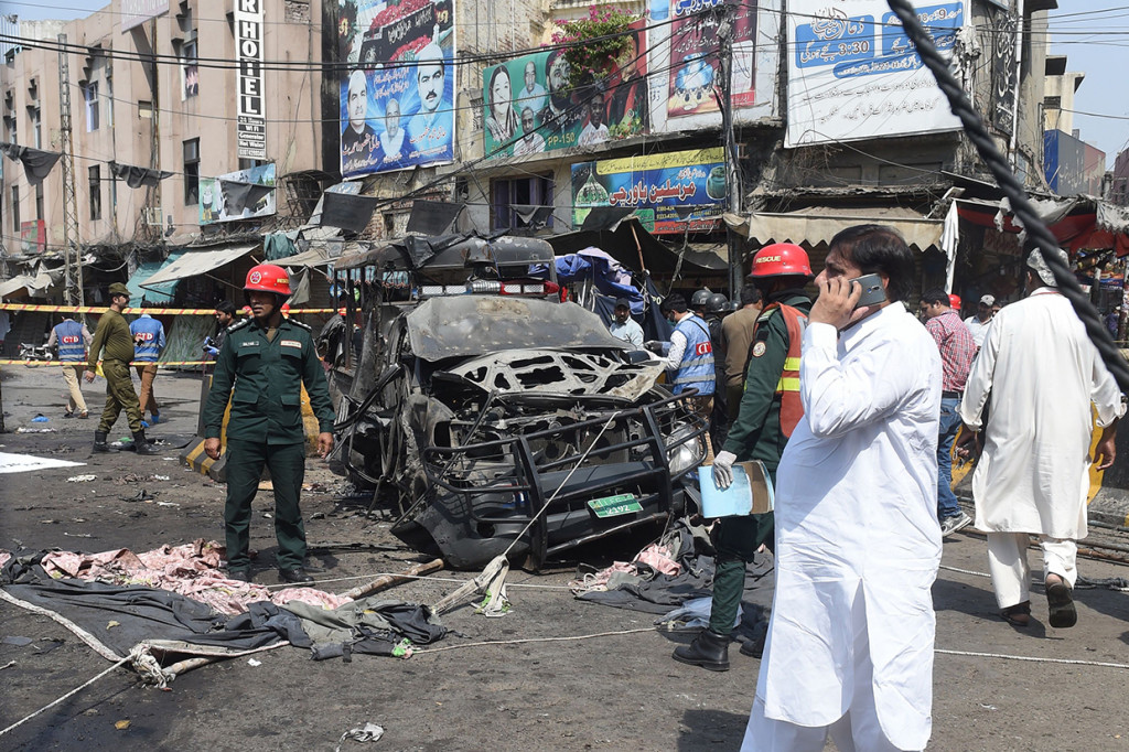 Kelompok Sufi, yang dianggap merupakan aliran mistis Islam sering menjadi sasaran gerilyawan Pakistan dan kelompok militan. Di samping itu, tingkat kekerasan di Pakistan semakin meningkat akhir-akhir ini.