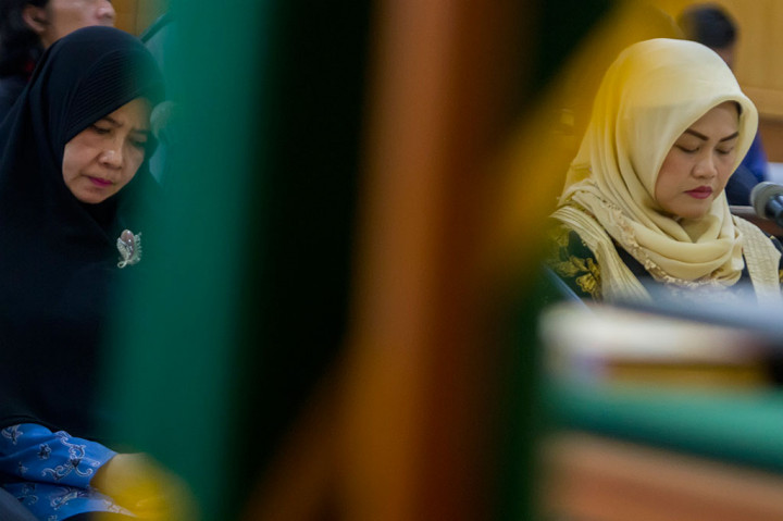 Neneng juga dituntut hukuman tambahan berupa uang pengganti Rp318 juta, yang jika tidak dibayar dalama waktu 1 bulan maka diganti pidana penjara 1 tahun. Tidak hanya itu, Neneng juga dituntut agar hak politiknya dicabut selama 5 tahun.