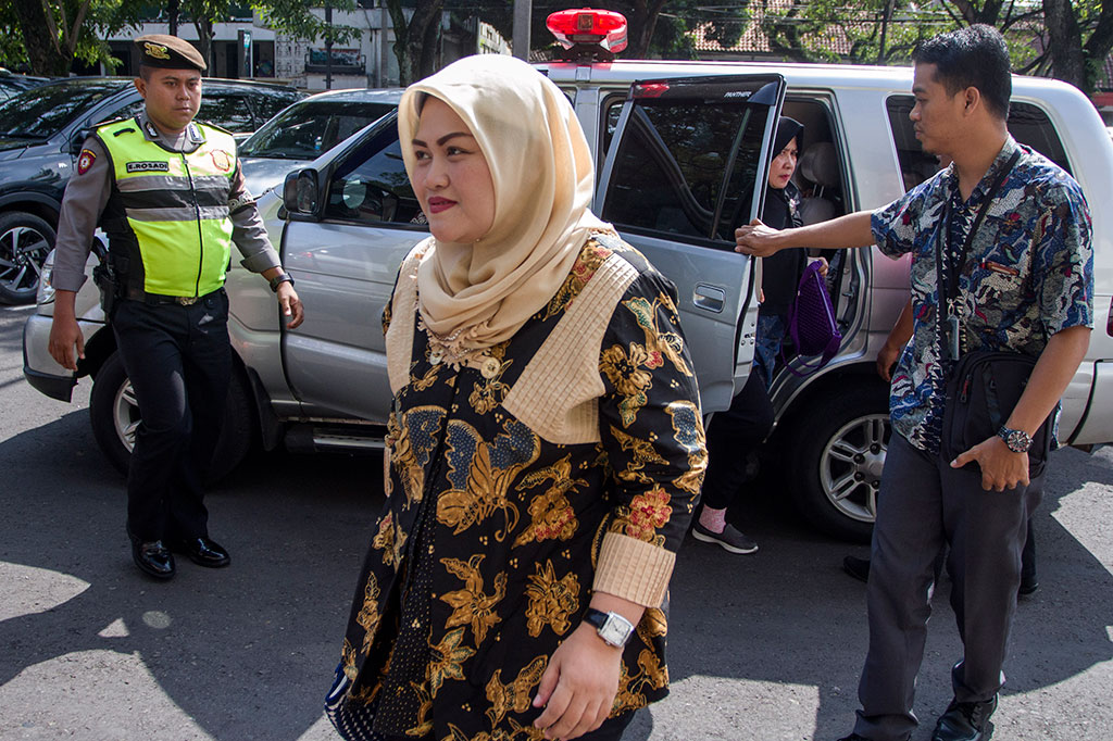 Selama persidangan, Neneng diduga menerima suap terkait pengurusan izin Meikarta sekitar Rp10 miliar dan SGD 90 ribu. Neneng dianggap melanggar pasal 12 hurup b Undang-Undang Nomor 31 Tahun 1999 sebagaimana diubah dengan Undang-Undang Nomor 20 Tahun 2001 tentang Pemberantasan Tindak Pidana Korupsi juncto Pasal 55 ayat 1 ke-1 KUHPidana.