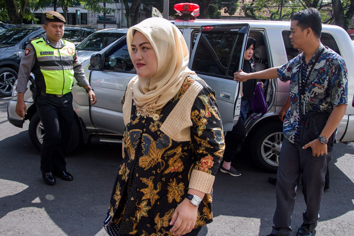 Selama persidangan, Neneng diduga menerima suap terkait pengurusan izin Meikarta sekitar Rp10 miliar dan SGD 90 ribu. Neneng dianggap melanggar pasal 12 hurup b Undang-Undang Nomor 31 Tahun 1999 sebagaimana diubah dengan Undang-Undang Nomor 20 Tahun 2001 tentang Pemberantasan Tindak Pidana Korupsi juncto Pasal 55 ayat 1 ke-1 KUHPidana.