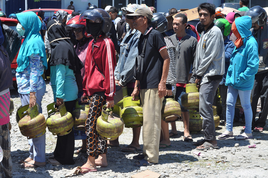 Warga mengantre untuk membeli elpiji ukuran tiga kilogram bersubsidi dalam operasi pasar di Palu, Sulawesi Tengah.