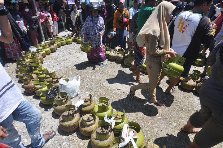 Dalam operasi pasar itu, harga elpiji tiga kilogram bersubsidi dijual dengan harga Rp16 ribu per tabung sementara di tingkat pengecer rata-rata naik bervariasi antara Rp30 ribu sampai Rp40 ribu pertabung. 
