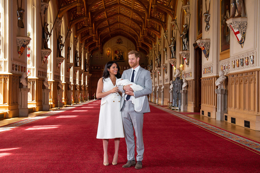 Pangeran Harry dan istrinya Meghan Markle berfoto bersama bayi laki-laki mereka yang baru lahir di St George's Hall di Windsor Castle.