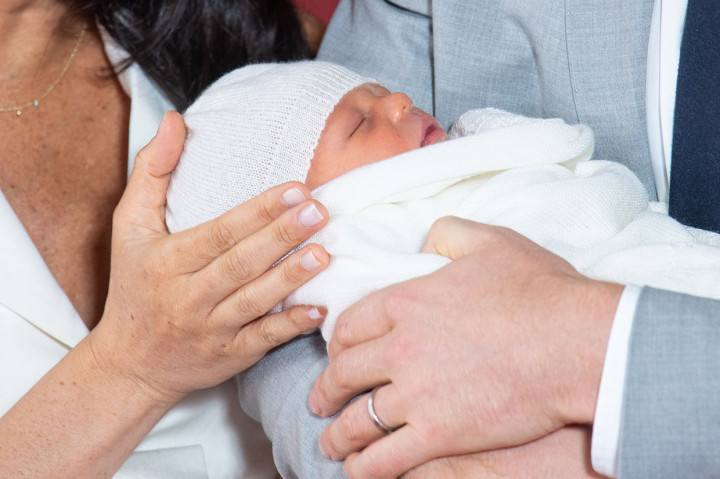 Duke and Duchess of Sussex menyambut kelahiran anak pertamanya itu pada Senin, 6 Mei 2019, pukul 05.26 waktu setempat. 