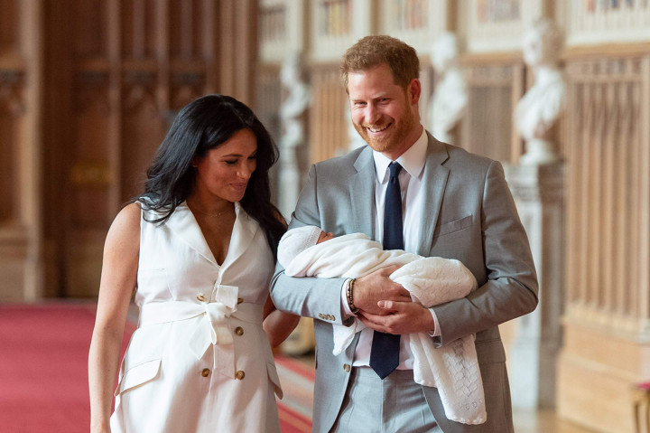 Putra pertama Harry dan Meghan ini tidak secara otomatis akan bergelar pangeran atau putri karena gelar ini harus diberikan oleh Ratu melalui surat khusus.
