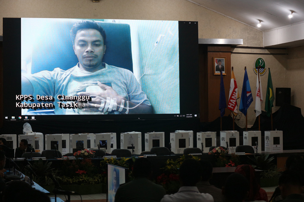 Video dokumenter dengan menampilkan dokumentasi petugas KPPS di Jawa Barat yang kelelahan saat menjalankan tugas proses perhitungan suara.