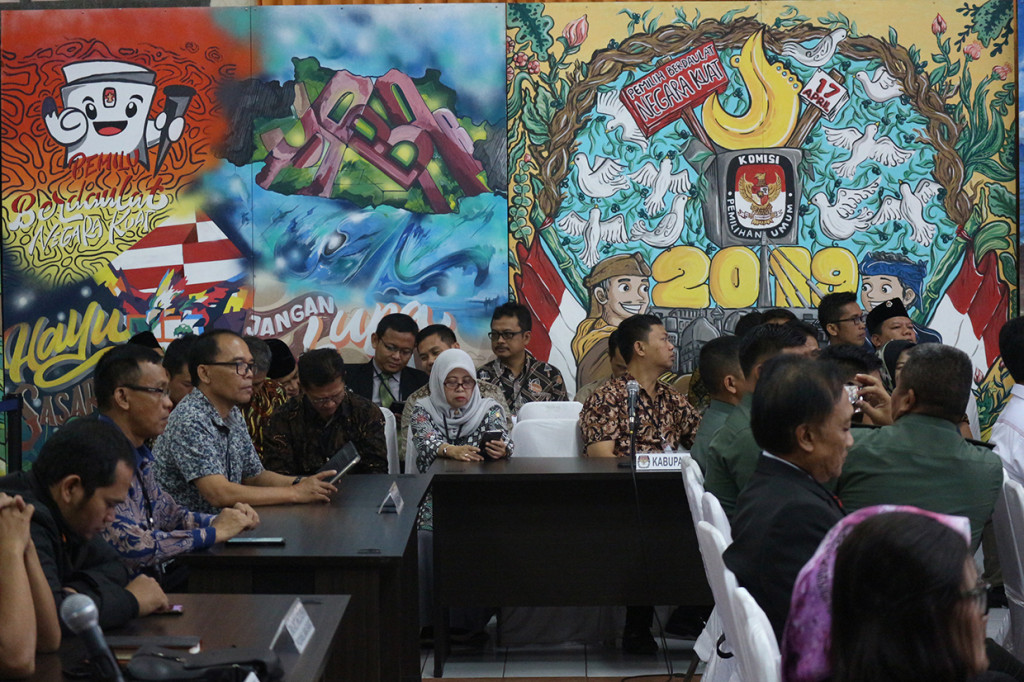 Beberapa mural hasil yang dilombakan oleh KPU Jabar menjadi menghiasi dinding ruangan tempat rapat pleno terbuka berlangsung.