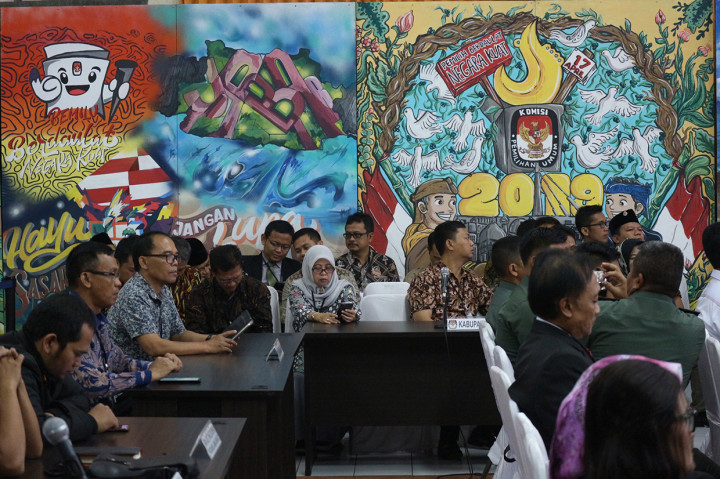 Beberapa mural hasil yang dilombakan oleh KPU Jabar menjadi menghiasi dinding ruangan tempat rapat pleno terbuka berlangsung.