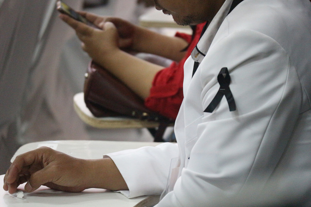 Beberapa saksi dari partai politik mengenakan pita hitam di lengan atas bagian kiri sebagai tanda berkabumg atas meninggalnya para petugas KPPS saat menjalankan pesta demokrasi di Jawa Barat.