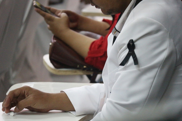 Beberapa saksi dari partai politik mengenakan pita hitam di lengan atas bagian kiri sebagai tanda berkabumg atas meninggalnya para petugas KPPS saat menjalankan pesta demokrasi di Jawa Barat.