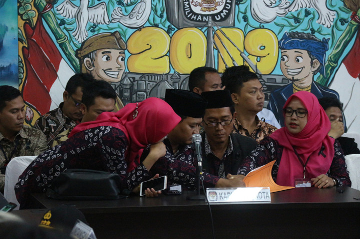 KPU Kabupaten Tasikmalaya, wilayah pertama yang melakukan melakukan rekapitulasi dan penghitungan suara dalam rapat pleno terbuka tersebut.