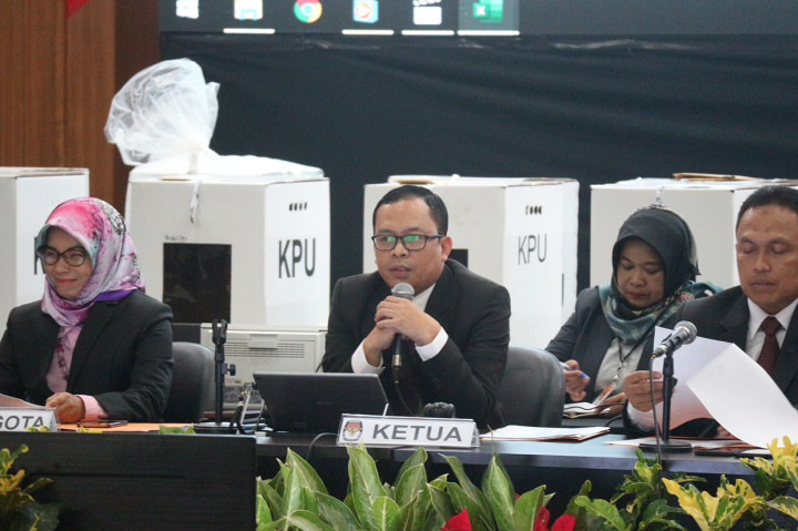 Ketua KPU Jawa Barat, Rifqi Alimubarok, membuka sekaligus memimpin proses rapat pleno terbuka di hari pertama, Rabu 8 Mei 2019.