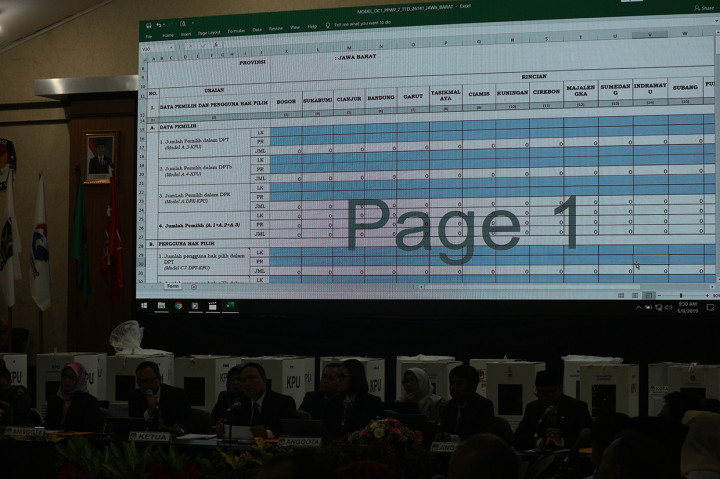 Proses input rekapitulasi dari KPU daerah oleh operator KPU Jabar.