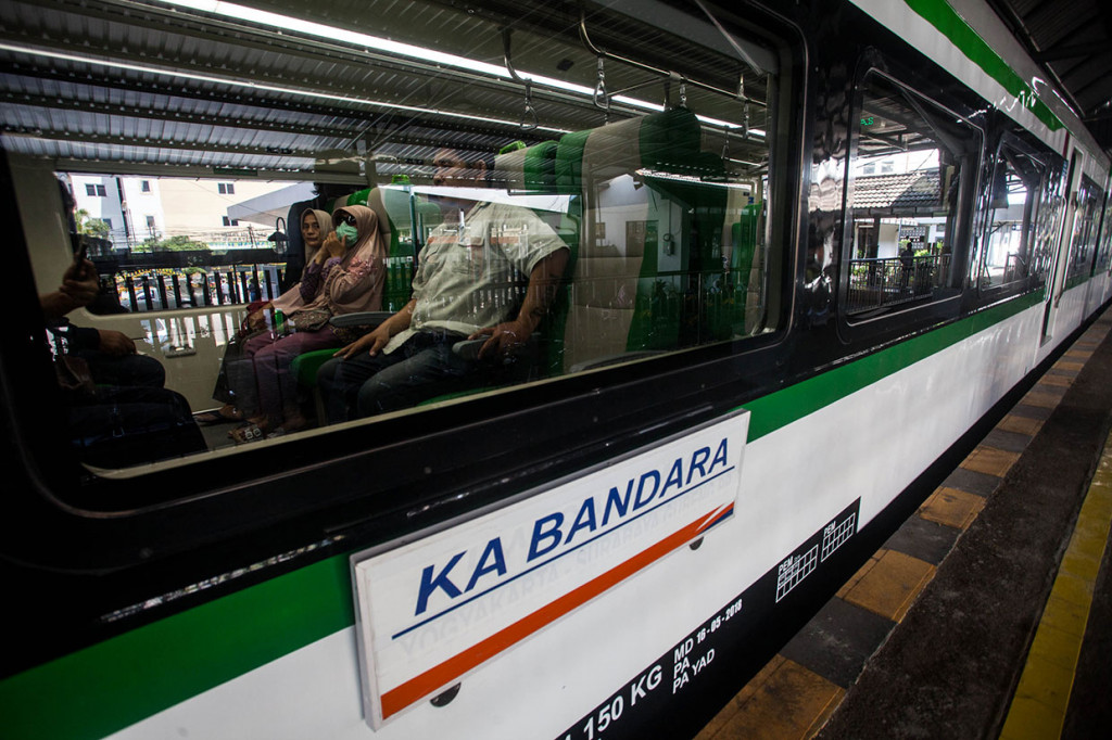 Penumpang berada di dalam Kereta Api (KA) Bandara di Stasiun Tugu, Yogyakarta, Rabu, 8 Mei 2019.