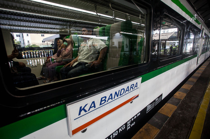 Penumpang berada di dalam Kereta Api (KA) Bandara di Stasiun Tugu, Yogyakarta, Rabu, 8 Mei 2019.