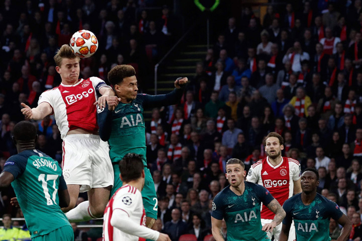 Tertinggal 0-1 di leg pertama, Tottenham terlihat sudah kehilangan harapan ketika kapten Ajax, Matthis de Ligt mencetak gol pembuka tuan rumah ketika pertandingan baru berjalan lima menit.
