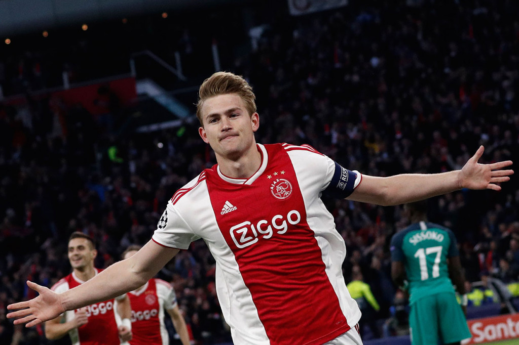 De Ligt melakukan selebrasi usai membawa Ajax unggul agregat 2-0.