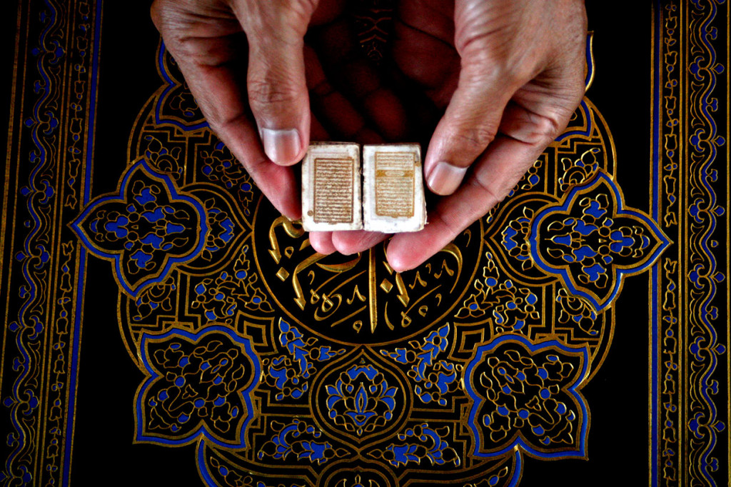 Alquran tersebut telah berusia 500 tahun dan merupakan barang bersejarah peninggalan Pangeran Wijaya Kusuma salah satu pahlawan yang berjuang pada zaman kolonial Belanda.