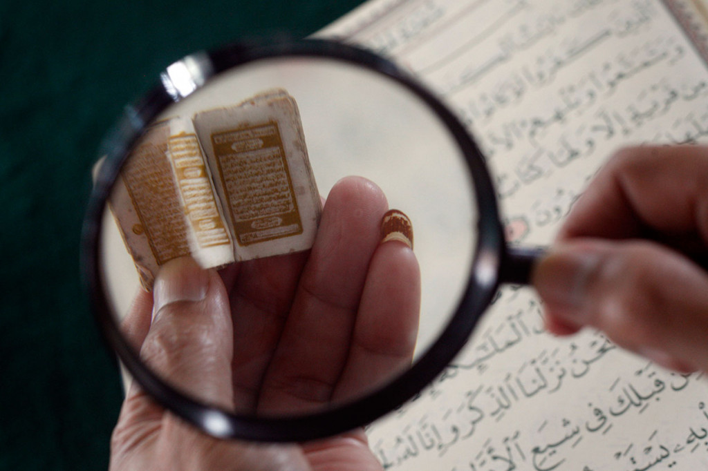 Alquran mini dengan ukuran 10 mm x 10 mm tersebut seluruh aksaranya ditulis tangan menggunakan tinta emas serta ditulis di atas lembaran kulit kayu.