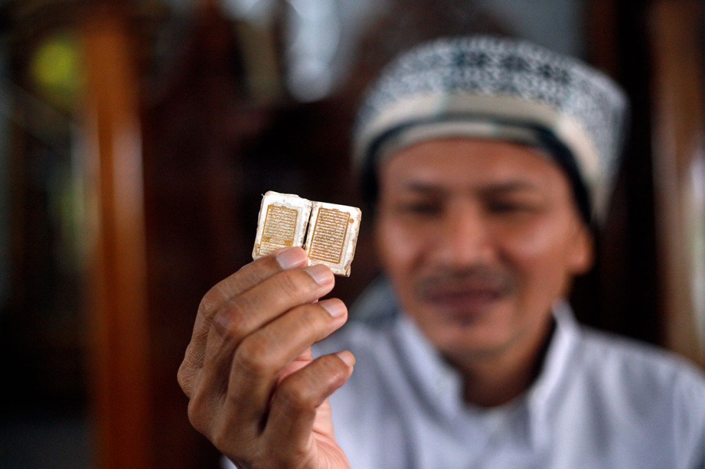 Kyai Tubagus Muhammad Tamyiz menunjukkan Alquran mini bertinta emas di Masjid Jami Daarussalaam, Pasir Jambu, Kabupaten Bogor, Jawa Barat, Rabu, 8 Mei 2019. 