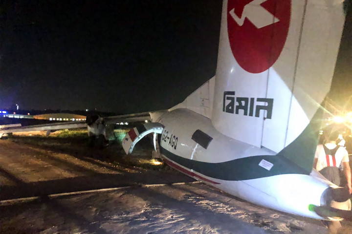Sebuah pesawat milik maskapai penerbangan Biman Bangladesh tergelincir keluar landasan pacu saat akan mendarat di bandara Yangon, Myanmar, Rabu, 8 Mei 2019.