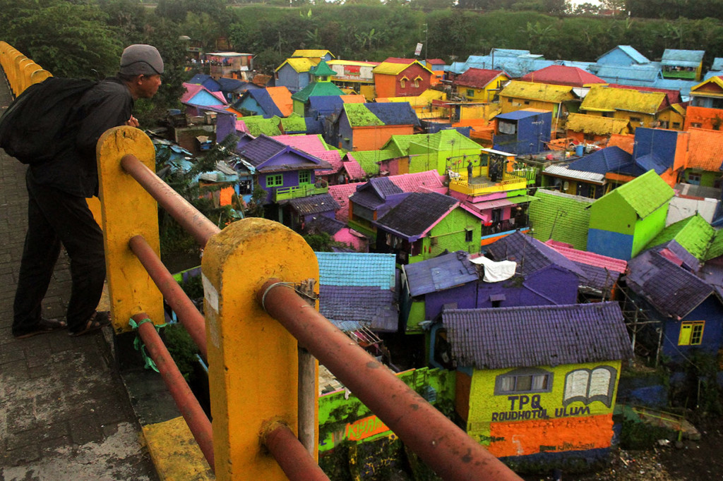 Wisatawan memanfaatkan waktu menunggu berbuka puasa atau ngabuburit dengan mengunjungi Kampung Warna-Warni, Jodipan, Malang, Jawa Timur. Antara Foto/Ari Bowo Sucipto