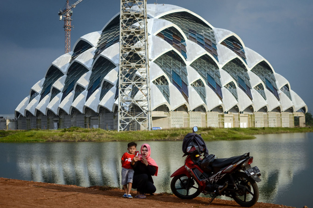 Warga berswafoto saat ngabuburit di sekitar bangunan Masjid Al Jabbar di Gedebage, Bandung, Jawa Barat. Antara Foto/Raisan Al Farisi