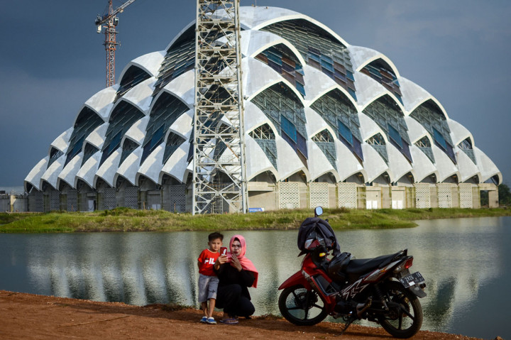 Warga berswafoto saat ngabuburit di sekitar bangunan Masjid Al Jabbar di Gedebage, Bandung, Jawa Barat. Antara Foto/Raisan Al Farisi