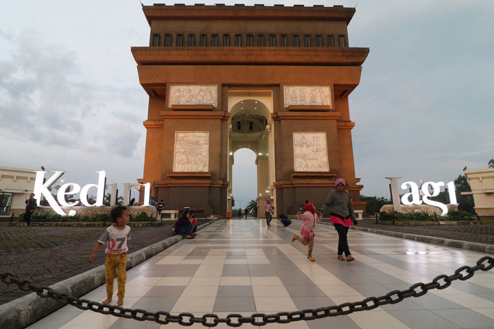 Warga ngabuburit di di area monumen Simpang Lima Gumul (SLG) Kediri, Jawa Timur. Antara Foto/Prasetia Fauzani