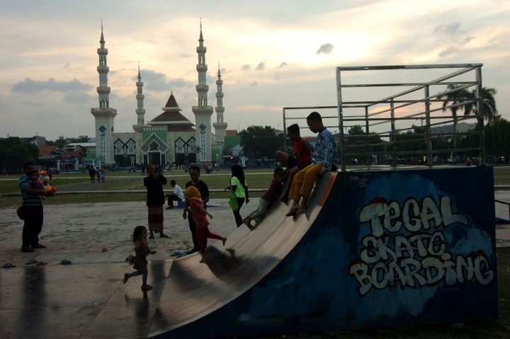 Warga memanfaatkan Alun-alun Kota Tegal, Jateng, sebagai tempat ngabuburit atau menunggu waktu buka puasa tiba. Antara Foto/Oky Lukmansyah