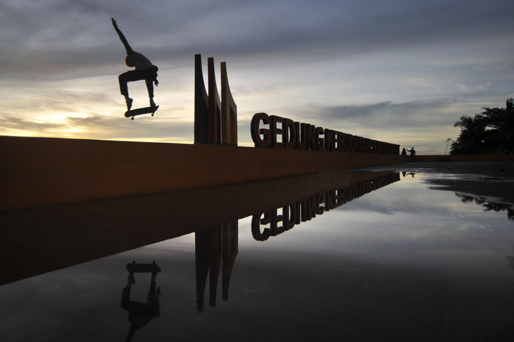 Seorang skater (pehobi skateboard) bermain sambil menunggu waktu berbuka puasa (ngabuburit) di pelataran Gedung Kebudayaan Sumatera Barat. Antara Foto/Iggoy El Fitra.