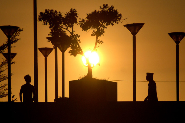 Warga menanti saat berbuka puasa (ngabuburit) di pelataran Masjid Terapung Amirul Mukminin, Anjungan Pantai Losari, Makassar, Sulawesi Selatan. Antara Foto/Abriawan Abhe