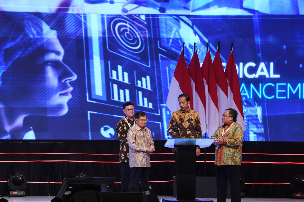 Presiden Joko WIdodo (kedua kanan) didampingi Wapres Jusuf Kalla (kedua kiri), Menteri Perencanaan Pembangunan Nasional/Kepala Bappenas Bambang Brodjonegoro (kanan) dan Mendagri Tjahjo Kumolo (kiri) membuka acara Musyawarah Perencanaan Pembangunan Nasional (Musrenbangnas) 2019 di Jakarta. 
