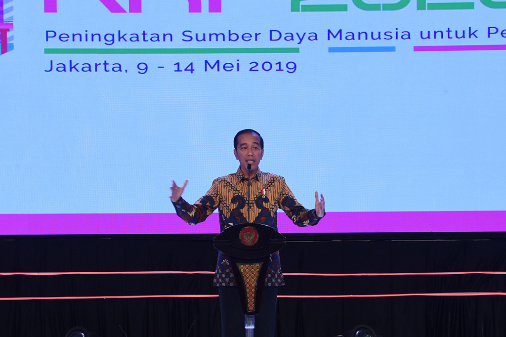 Oleh karena itu, Presiden Jokowi menekankan tiga jurus untuk menghadapi persoalan menuju 100 tahun Indonesia merdeka yakni pemerataan infrastruktur, reformasi birokrasi, dan pengembangan SDM.