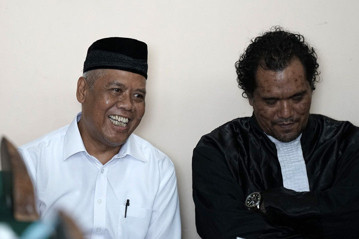 Terdakwa kasus mafia bola Dwi Irianto alias Mbah Putih (kiri) menjalani sidang di PN Banjarnegara, Jateng.