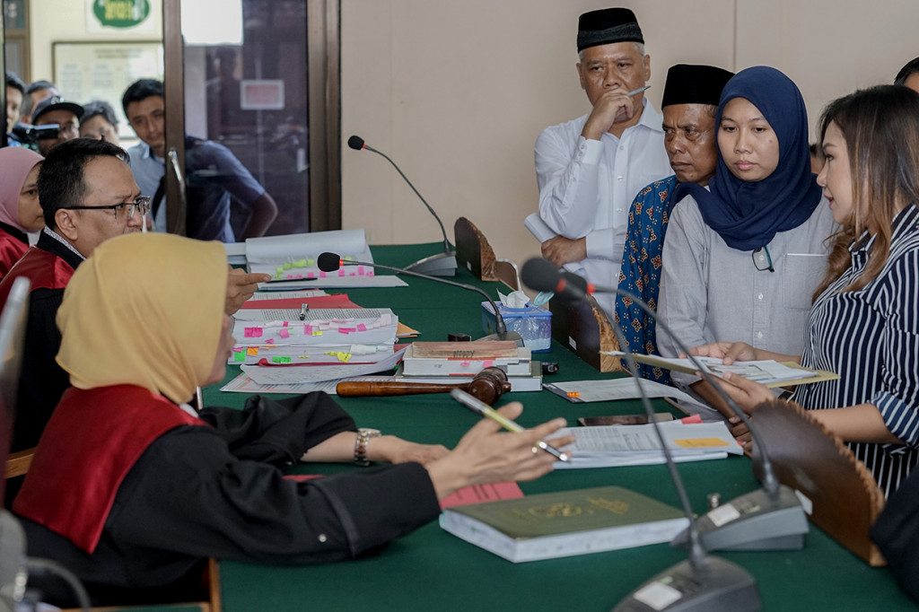 Pengadilan Negeri Banjarnegara menggelar sidang kasus mafia bola dengan lima terdakwa yaitu, anggota Komisi Disiplin PSSI Dwi Irianto alias Mbah Putih, Ketua Asprov PSSI Jawa Tengah yang juga anggota Komite Eksekutif PSSI Tjan Ling Eng alias Johar Ling Eng, mantan anggota Komite Wasit Priyanto dan anaknya Anik Yuni Artika Sari, Direktur Penugasan Wasit PSSI Mansyur Lestaluhu, serta wasit pertandingan Nurul Safarid.
