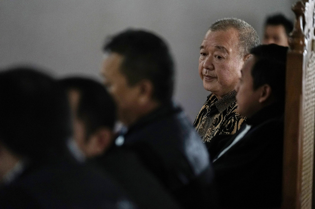 Terdakwa kasus mafia bola yang juga anggota Komite Eksekutif PSSI Tjan Ling Eng alias Johar Ling Eng (kedua kanan) saat menjalani sidang di PN Banjarnegara, Jateng.