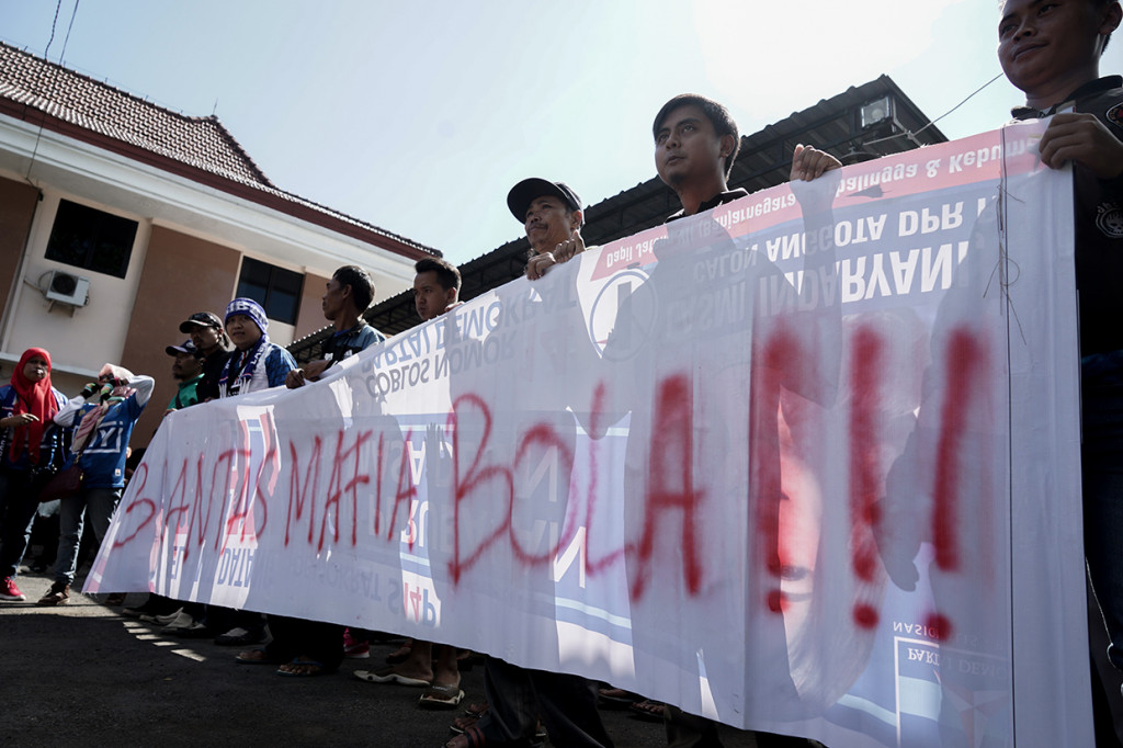 Sejumlah suporter Persatuan Sepakbola Banjarnegara (Persibara), melakukan aksi mendukung pemberantasan mafia bola di halaman Gedung PN Banjarnegara.