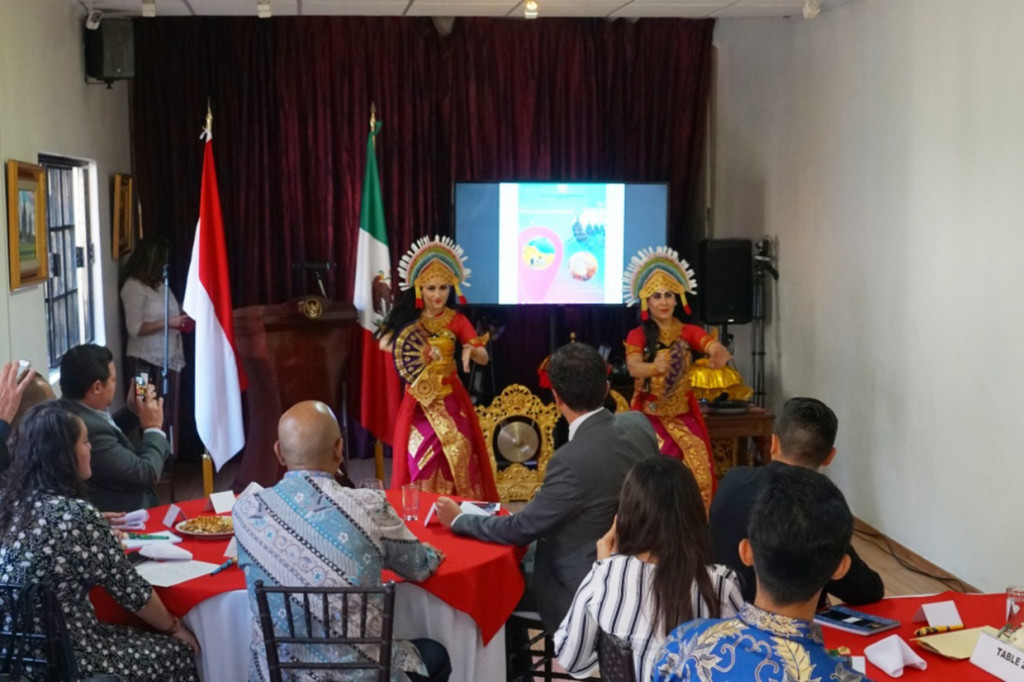 Dibuka oleh Tari Kembang Girang dari Bali, sambil menikmati sajian penganan khas yaitu Nagasari, Dadar Gulung, Kue Ku, Semar Mendhem, Putu Ayu dan Risoles.