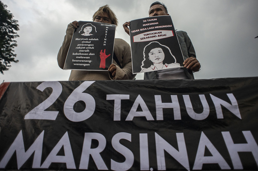 Sejumlah aktivis melakukan aksi Kamisan ke-585, di depan Istana Merdeka, Jakarta. Antara Foto/Aprillio Akbar
