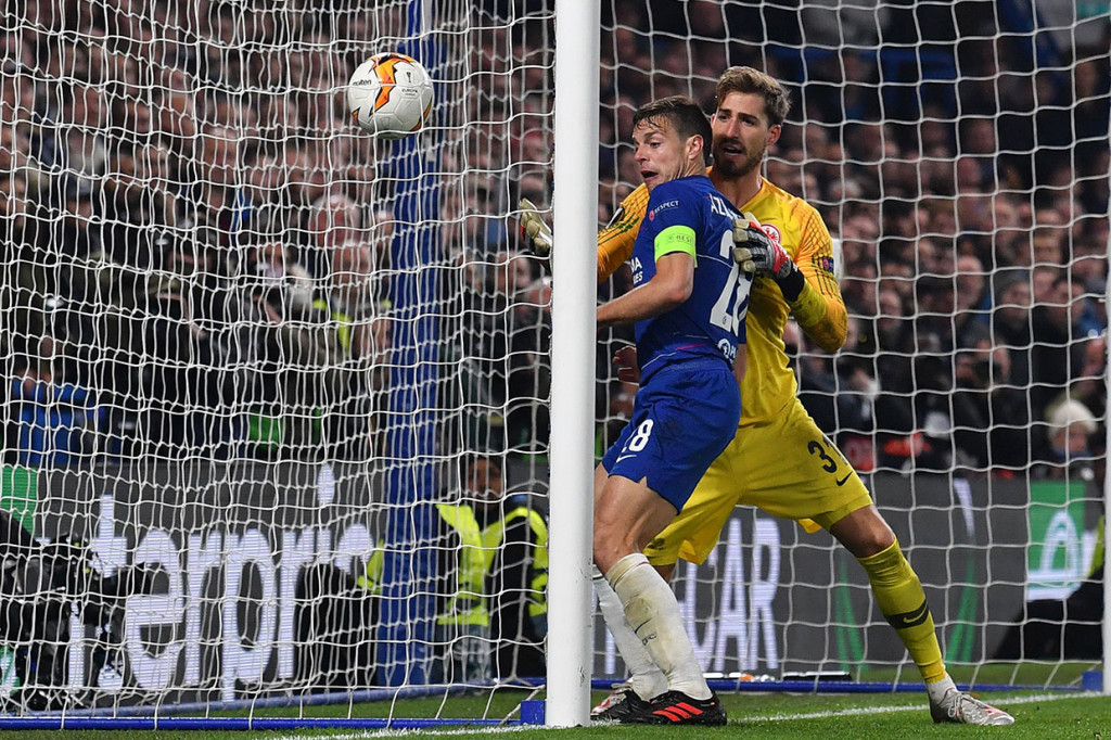 Pada menit ke-116 babak tambahan waktu, Chelsea berhasil menyarangkan gol namun dianulir wasit karena Cesar Azpilicueta dianggap melakukan pelanggaran terhadap Kevin Trapp.