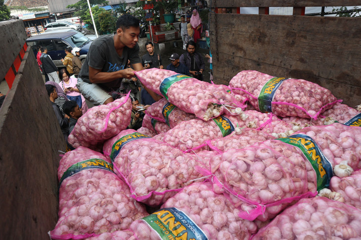 Operasi pasar tersebut digelar oleh Kementerian Perdagangan dengan tujuan untuk menekan eceran harga bawang putih yang saat ini cukup tinggi.