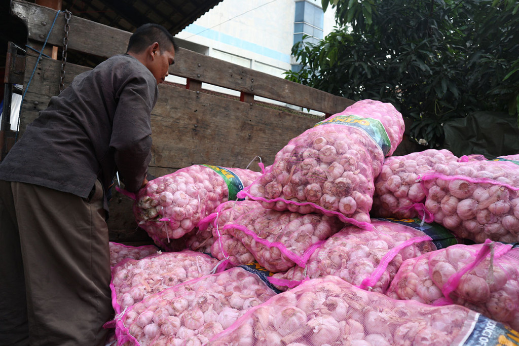 Sasaran operasi pasar adalah para pedagang, guna menjaga harga bawang putih di pasar tetap stabil. Saat ini harga bawang putih di Kota Bandung berkisar sekitar Rp80 ribu per kg.
